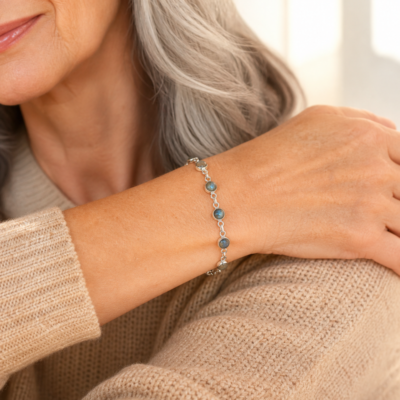 Zilveren armband met rond geslepen in kap gezette edelsteen - 925 zilver - 5 mm · Labradoriet · gedragen · steen:labradoriet