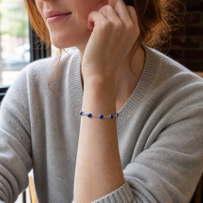 Zilveren armband met rond geslepen in kap gezette edelsteen - 925 zilver - 5 mm · Lapis Lazuli · gedragen · steen:lapis-lazuli