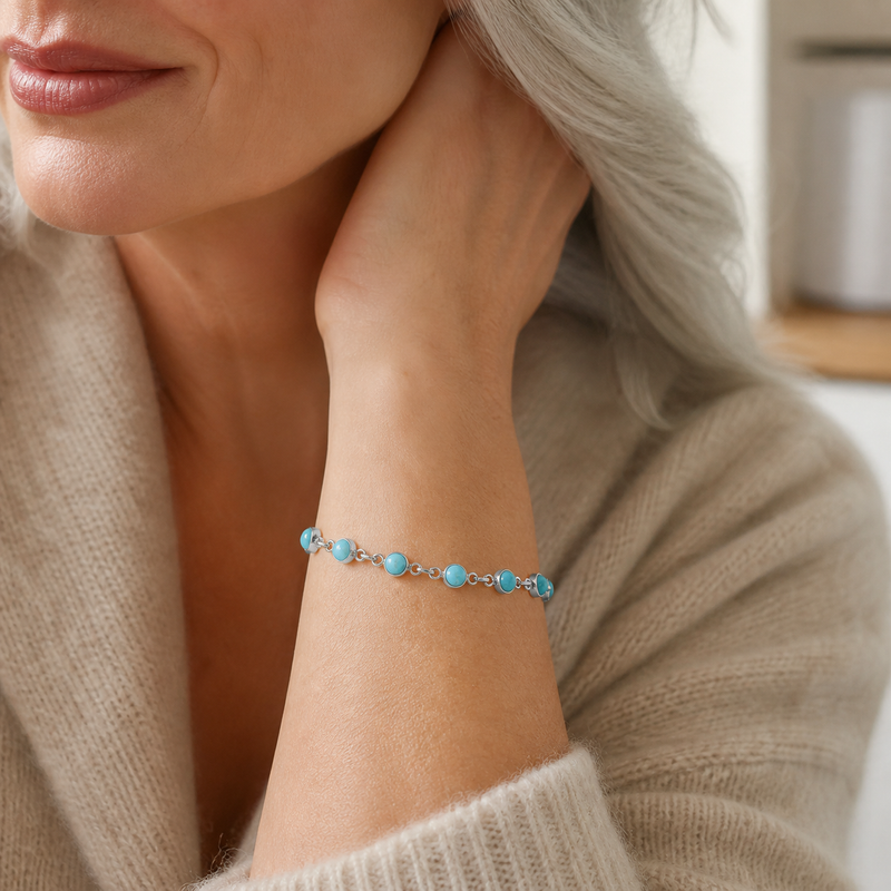 Zilveren armband met rond geslepen in kap gezette edelsteen - 925 zilver - 5 mm · Turkoois · gedragen · steen:turkoois