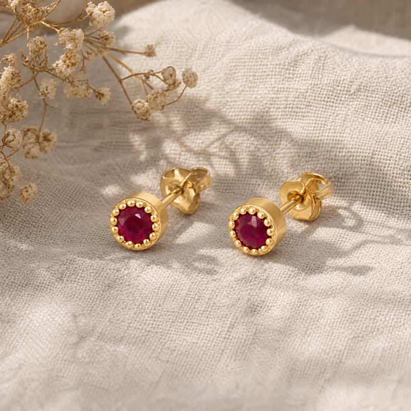 Oorstekers met rond met parelrand gezette edelsteen, gefacetteerd - goldplated zilver - 3 mm · Robijn · sfeerbeeld · steen:robijn