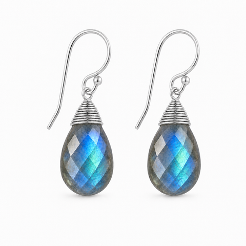 Zilveren oorhangers met druppelvormig in kap gezette edelsteen, gefacetteerd - 925 zilver - 14 x 10 mm · Labradoriet