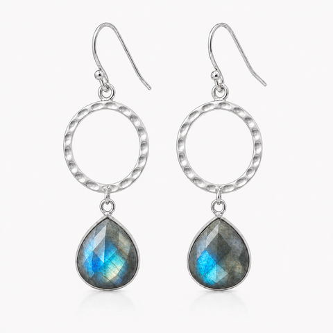 Zilveren oorhangers met druppelvormig in kap gezette edelsteen - 925 zilver - 12 x 12 mm · Labradoriet