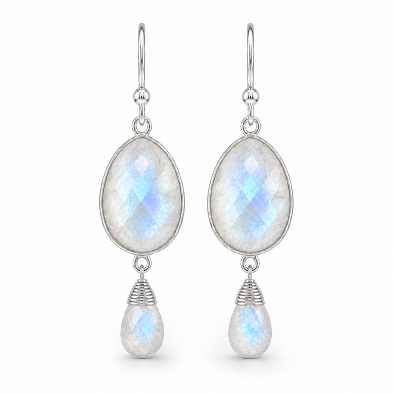 Zilveren oorhangers met druppelvormig in kap gezette edelsteen, gefacetteerd - 925 zilver - 45 x 14 mm · Regenboog Maansteen · detail · steen:regenboog-maansteen