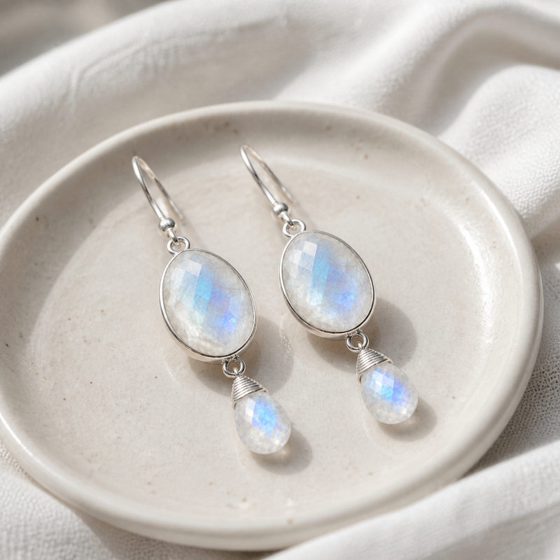 Zilveren oorhangers met druppelvormig in kap gezette edelsteen, gefacetteerd - 925 zilver - 45 x 14 mm · Regenboog Maansteen · sfeerbeeld · steen:regenboog-maansteen