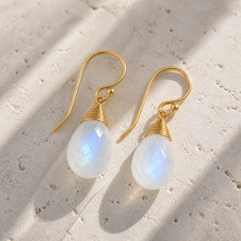 Oorhangers met edelsteen, gefacetteerd - goldplated zilver - 30 x 14 mm · Regenboog Maansteen · sfeerbeeld · steen:regenboog-maansteen
