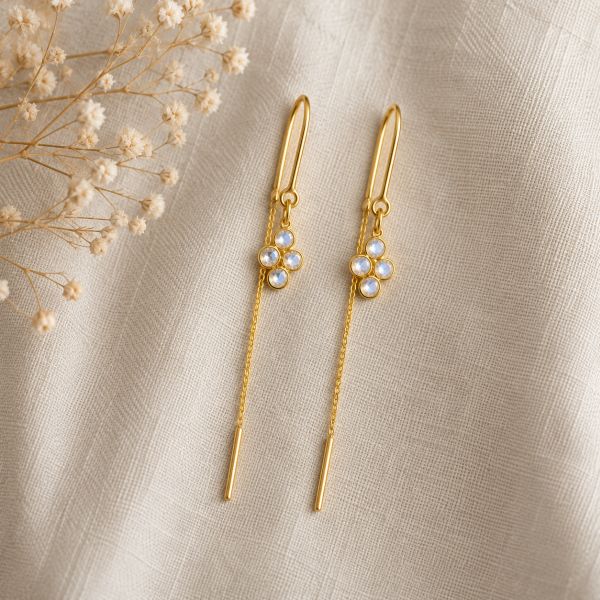 Goldplated doortrek oorhangers met gefacetteerde edelstenen - goldplated zilver - 3 mm · Regenboog Maansteen · sfeerbeeld · steen:regenboog-maansteen