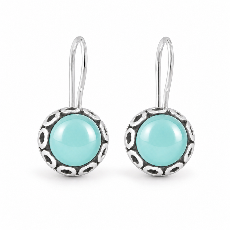 Zilveren oorhangers met cabochon in sierrand gezette edelstenen · Chalcedoon · detail · steen:chalcedoon