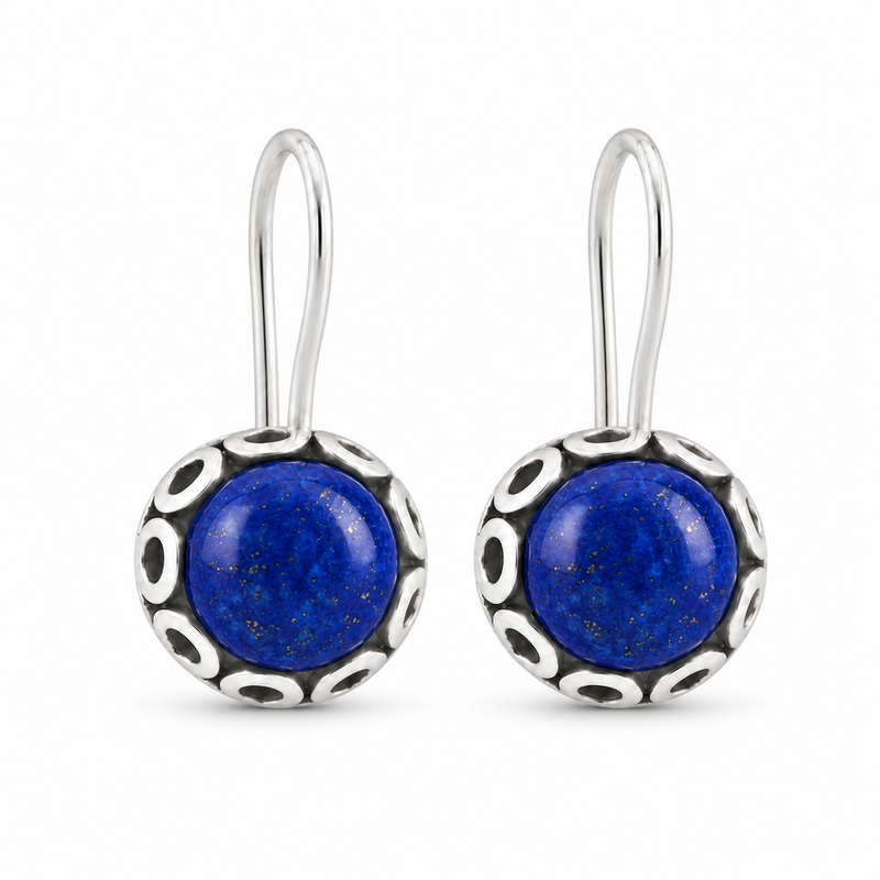 Zilveren oorhangers met cabochon in sierrand gezette edelsteen - 925 zilver - 15 x 9 mm · Lapis Lazuli · detail · steen:lapis-lazuli
