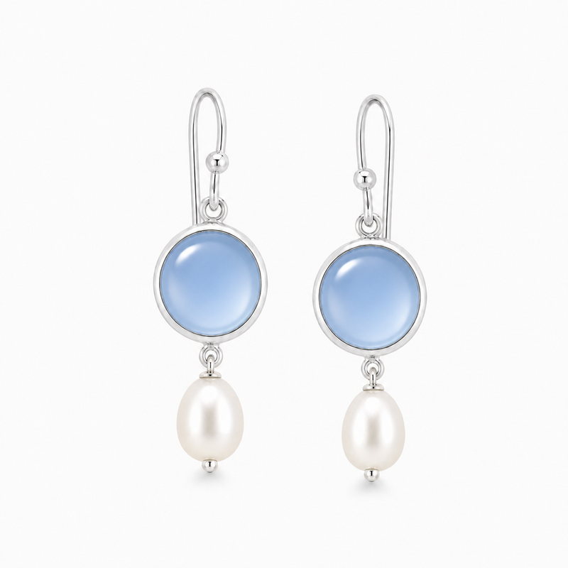 Zilveren oorhangers met rond gefacetteerd in kap gezette edelstenen · Chalcedoon & Parel · studiofoto · steen:chalcedoon-parel