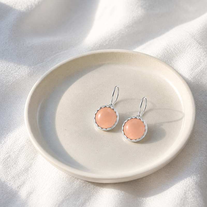 Zilveren oorhangers met rond geslepen in kartelrand gezette edelsteen - 925 zilver - 10 mm · Maansteen · sfeerbeeld · steen:maansteen
