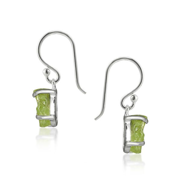 Zilveren oorhangers met ruwe in klauw gezette edelsteen - 925 zilver · Peridoot · productfoto · steen:peridoot
