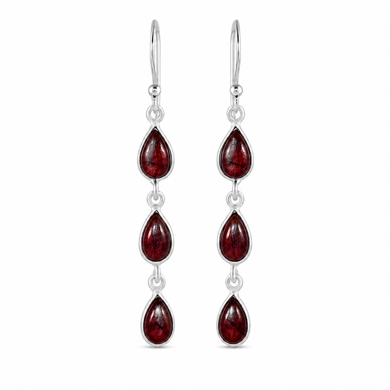Zilveren oorhangers met druppelvormig in kap gezette edelsteen - 925 zilver - 50 x 6 mm · Granaat · productfoto · steen:granaat