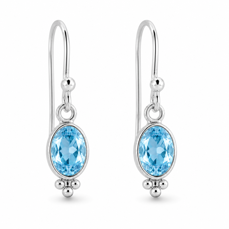 Zilveren oorhangers met ovaal in kap gezette edelsteen - 925 zilver - 20 x 6 mm · Blauwe Topaas · detail · steen:blauwe-topaas