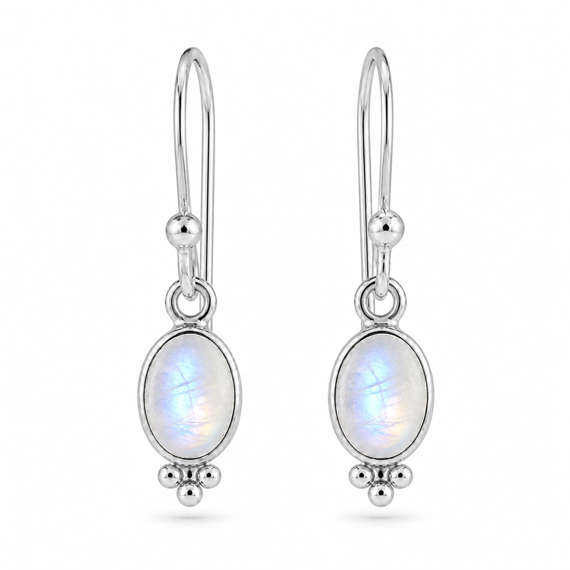 Zilveren oorhangers met ovaal in kap gezette edelsteen - 925 zilver - 20 x 6 mm · Regenboog Maansteen · detail · steen:regenboog-maansteen