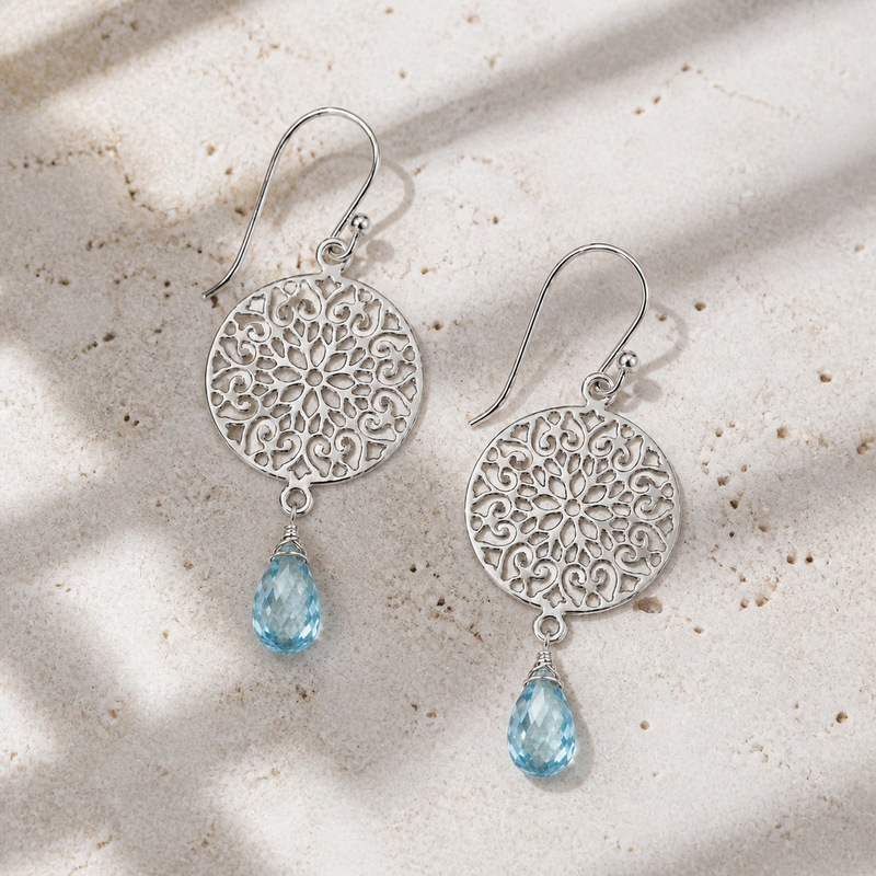 Zilveren oorhangers met gefacetteerd druppelvormig gewikkelde edelsteen - 925 zilver - 9 x 6 mm · Blauwe Topaas · sfeerbeeld · steen:blauwe-topaas