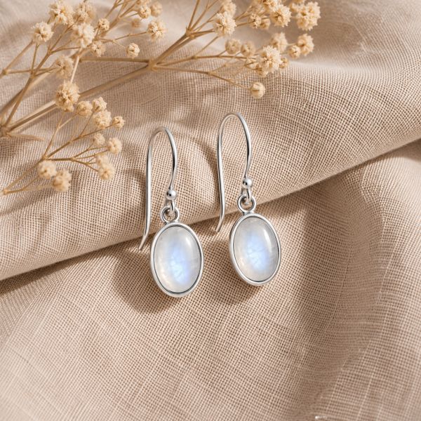 Zilveren oorhangers met ovale edelstenen - 925 zilver - 10 x 7 mm · Regenboog Maansteen · sfeerbeeld · steen:regenboog-maansteen