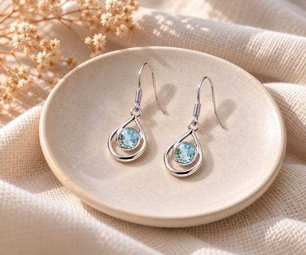 Zilveren oorhangers met ronde edelsteen in open druppel - 925 zilver · Blauwe Topaas · sfeerbeeld · steen:blauwe-topaas