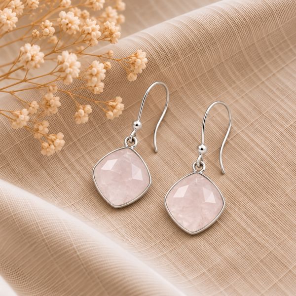 Zilveren oorhangers met kussen geslepen gefacetteerde edelsteen - 925 zilver · Rozenkwarts · sfeerbeeld · steen:rozenkwarts