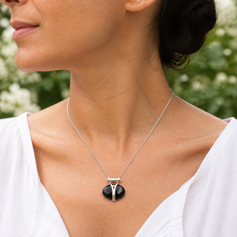 Zilveren hanger met edelsteen - 925 zilver - 23 x 24 mm · Onyx · gedragen · steen:onyx