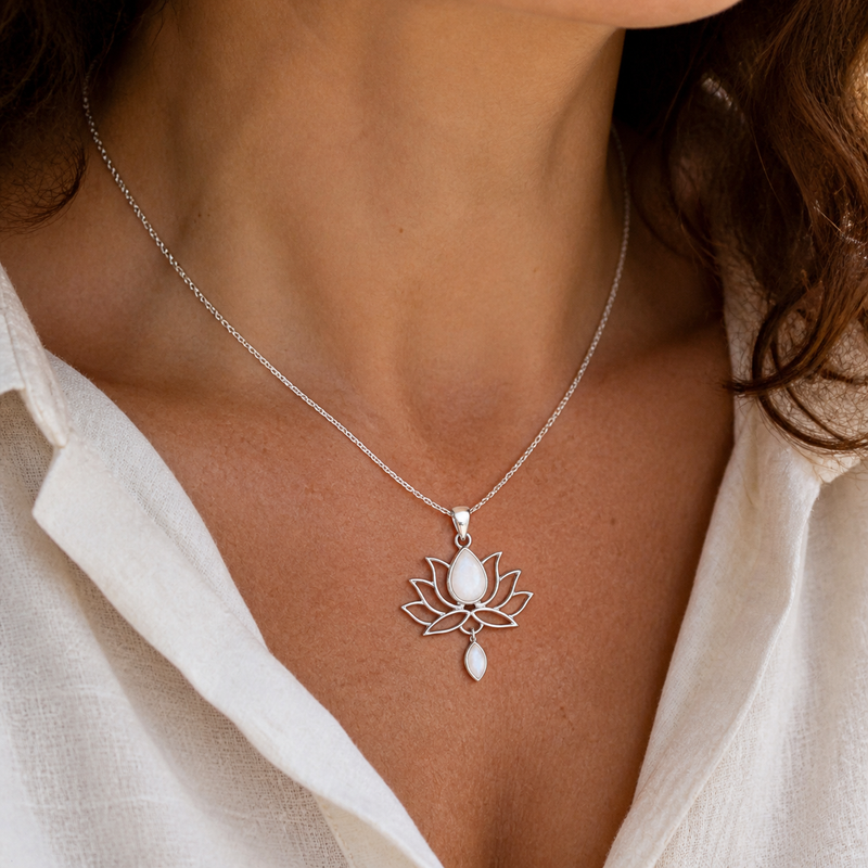 Zilveren Lotus hanger met edelsteen - 925 zilver - 38 x 28 mm · None · gedragen · steen:None