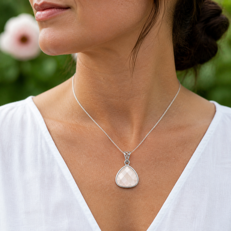 Zilveren hanger met Onyx edelsteen · Scolesiet · gedragen · steen:scolesiet