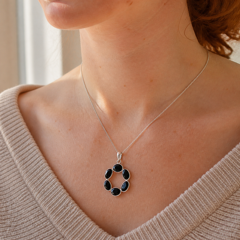 Zilveren hanger met facet geslepen edelsteen - 925 zilver - 28 x 20 mm · Onyx · gedragen · steen:onyx