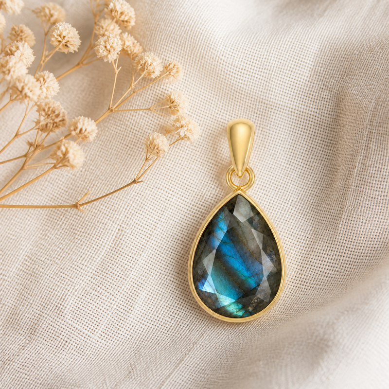 Geel goud vegulde hanger met facet geslepen edelsteen - goldplated zilver - 14 x 10 mm · Labradoriet · sfeerbeeld · steen:labradoriet