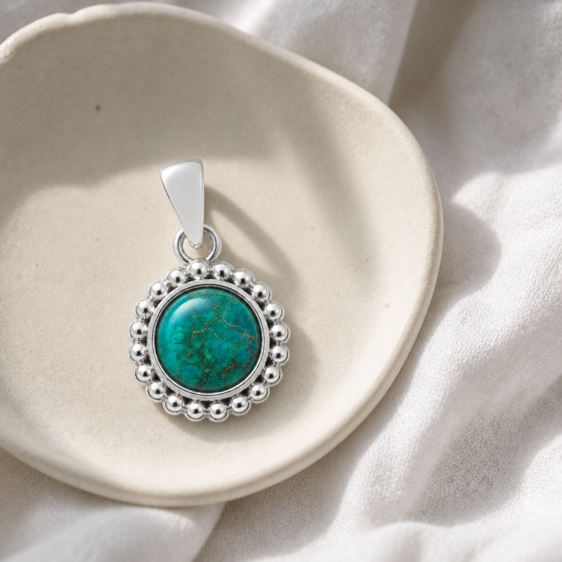 Zilveren hanger met balletjes zetting rondom de edelsteen - 925 zilver - 6 mm · Chrysocolla · sfeerbeeld · steen:chrysocolla