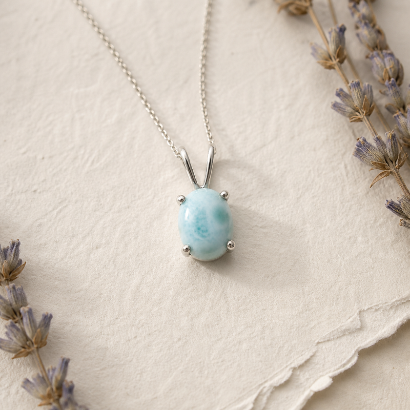 Zilveren hanger met ovaal geslepen in klauwzetting edelsteen - 925 zilver - 14 x 6 mm · Larimar · sfeerbeeld · steen:larimar