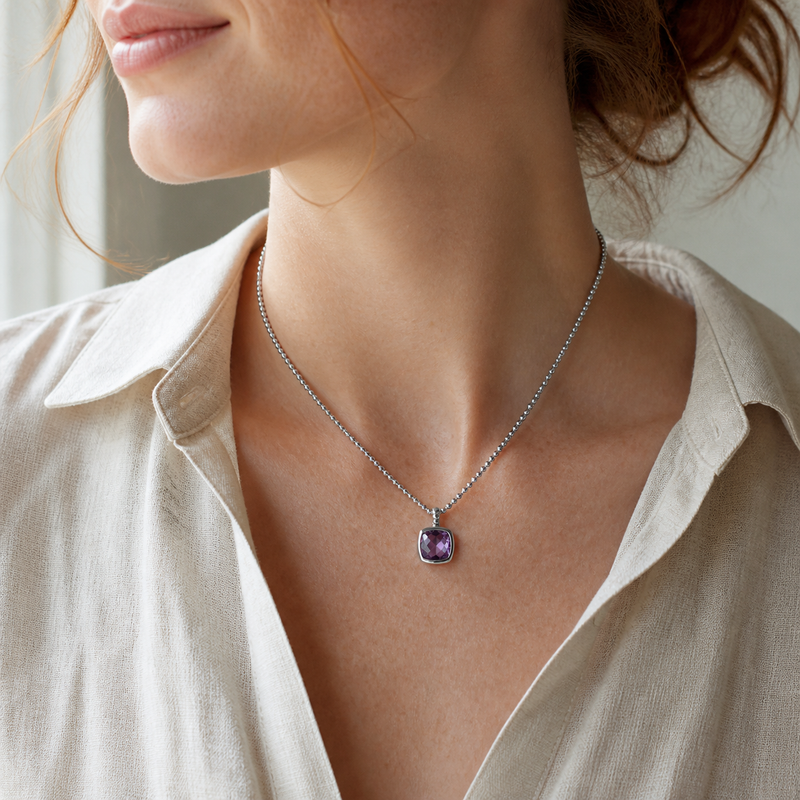 Zilveren collier met edelsteen, gefacetteerd - 925 zilver - 8 x 8 mm · Amethist · gedragen · steen:amethist