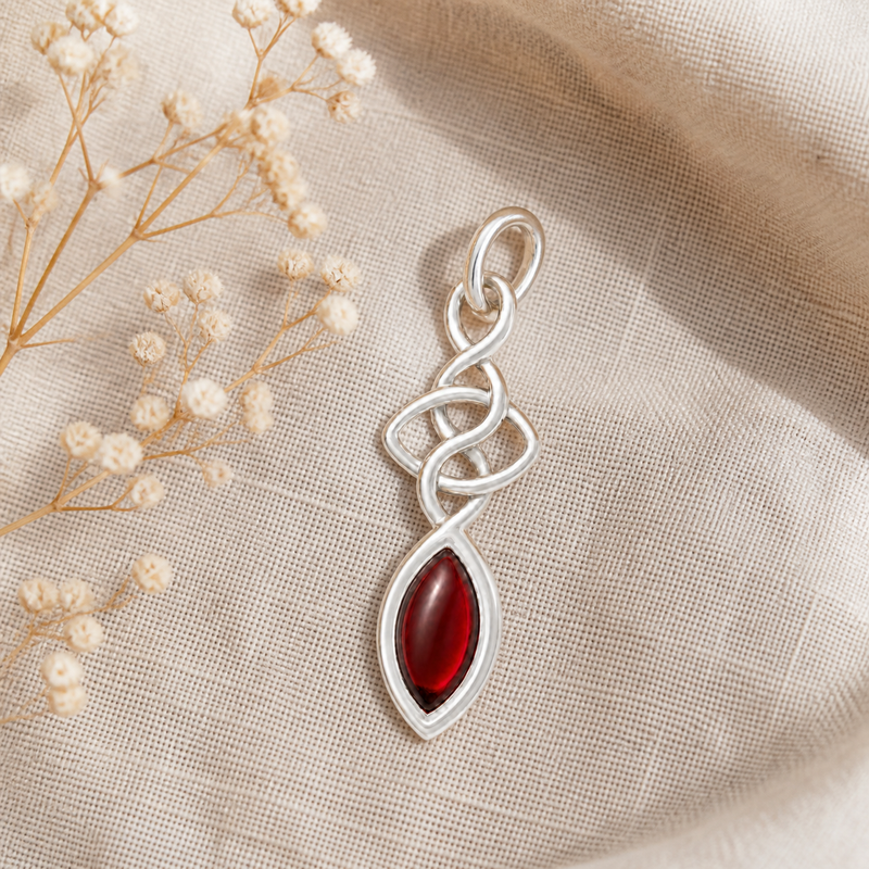 Zilveren hanger met marquise geslepen edelsteen, gefacetteerd - 925 zilver - 40 x 12 mm · Granaat · sfeerbeeld · steen:granaat