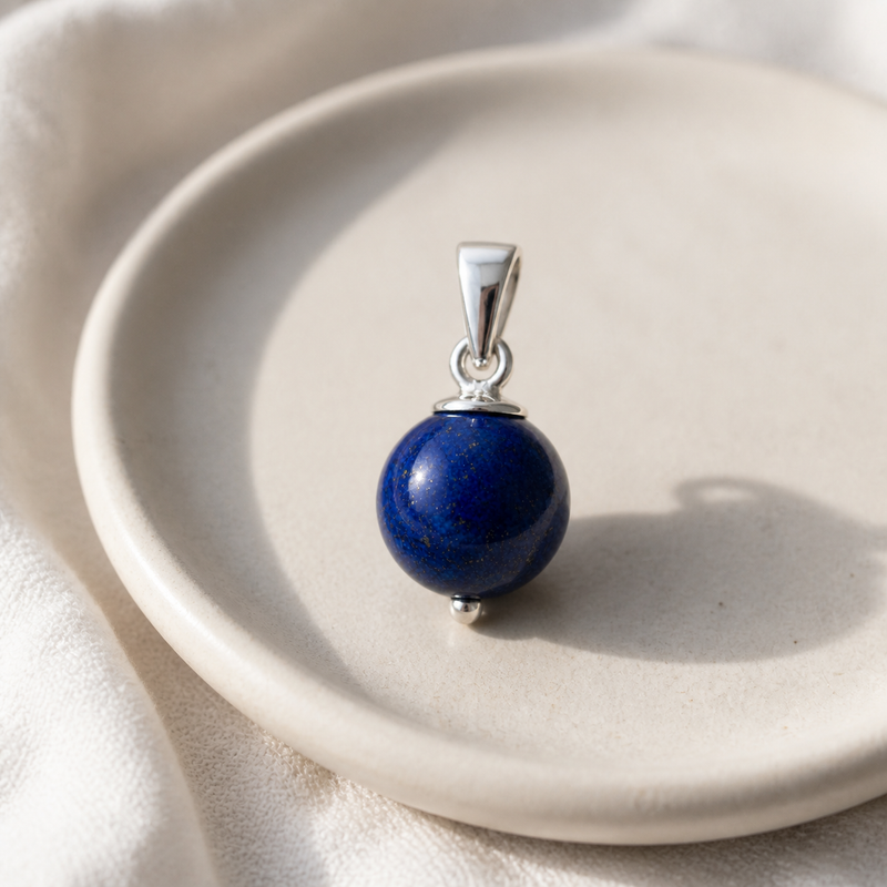 Zilveren hanger met bolvormige in kap gezette edelsteen - 925 zilver - 7 mm · Lapis Lazuli · sfeerbeeld · steen:lapis-lazuli