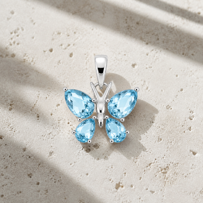 Zilveren vlinder hanger met facet geslepen edelsteen - 925 zilver - 18 x 14 mm · Blauwe Topaas · sfeerbeeld · steen:blauwe-topaas