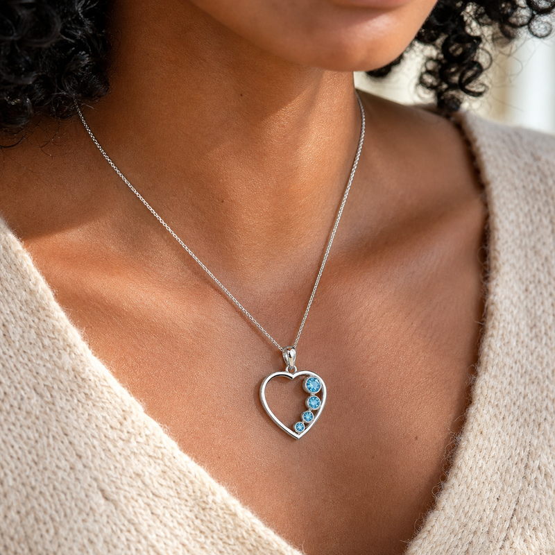Zilveren hart hanger met rond gefacetteerde edelsteen - 925 zilver - 23 x 21 mm · Blauwe Topaas · gedragen · steen:blauwe-topaas