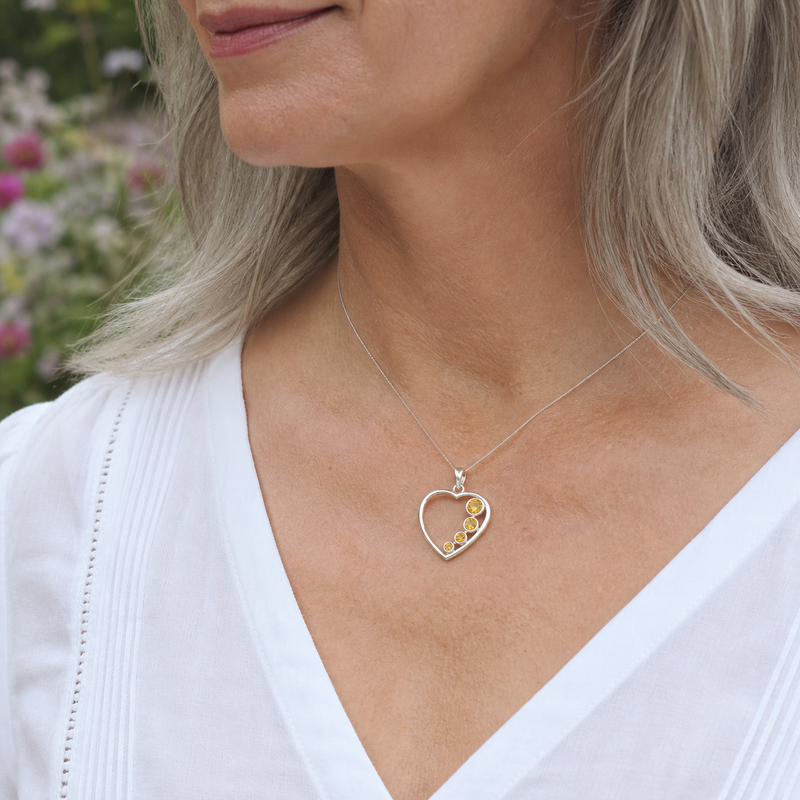 Zilveren hart hanger met rond gefacetteerde edelsteen - 925 zilver - 23 x 21 mm · Citrien · gedragen · steen:citrien