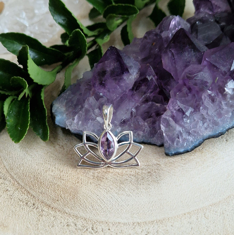 Zilveren Lotus hanger met marquise, facet geslepen edelsteen - 925 zilver - 10 x 5 mm