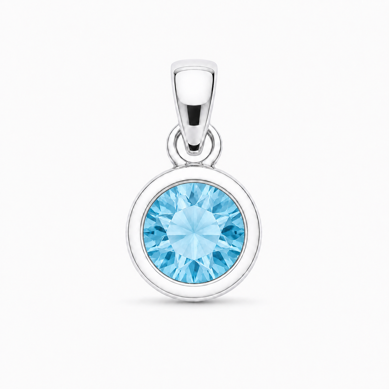 Zilveren hanger met rond gefacetteerde in kap gezette edelsteen - 925 zilver - 9 mm · Blauwe Topaas · productfoto · steen:blauwe-topaas
