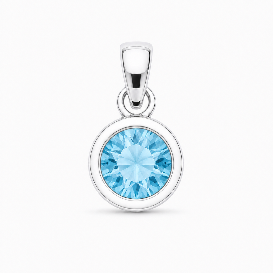 Zilveren hanger met rond gefacetteerde in kap gezette edelsteen - 925 zilver - 9 mm · Blauwe Topaas · productfoto · steen:blauwe-topaas