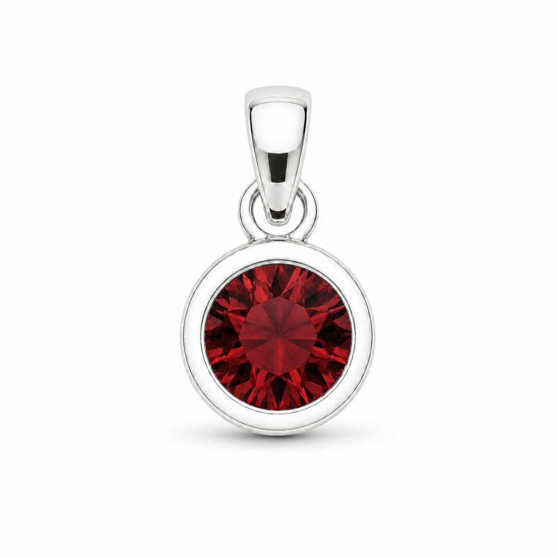 Zilveren hanger met rond gefacetteerde in kap gezette edelsteen - 925 zilver - 9 mm · Granaat · detail · steen:granaat