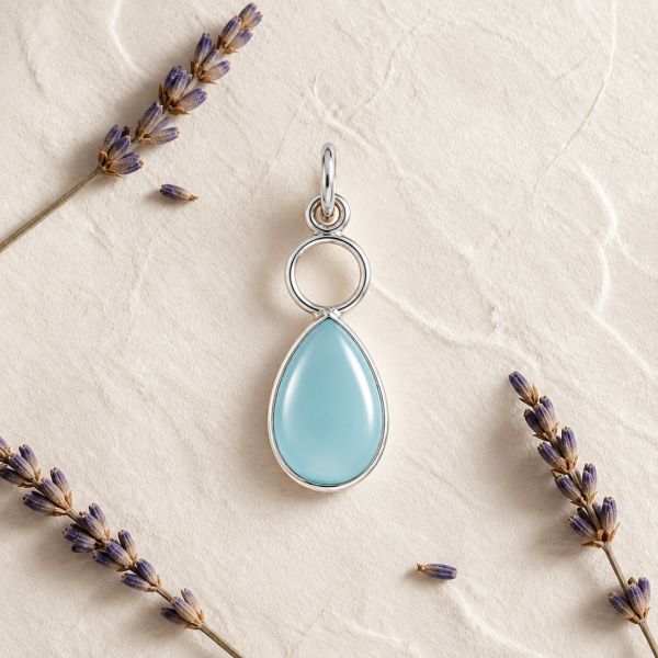 Zilveren hanger met speels zilver oog in de zetting - 925 zilver - 12 x 8 mm · Chalcedoon · productfoto · steen:chalcedoon