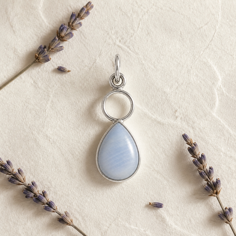 Zilveren hanger met speels zilver oog in de zetting - 925 zilver - 12 x 8 mm · Chalcedoon · sfeerbeeld · steen:chalcedoon
