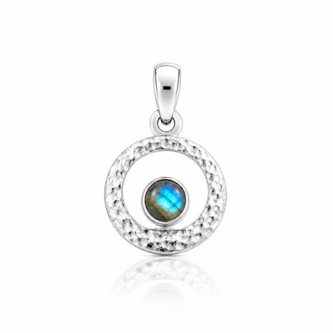 Zilveren hanger met gehamerde zetting rond de edelsteen - 925 zilver - 5 mm · Labradoriet