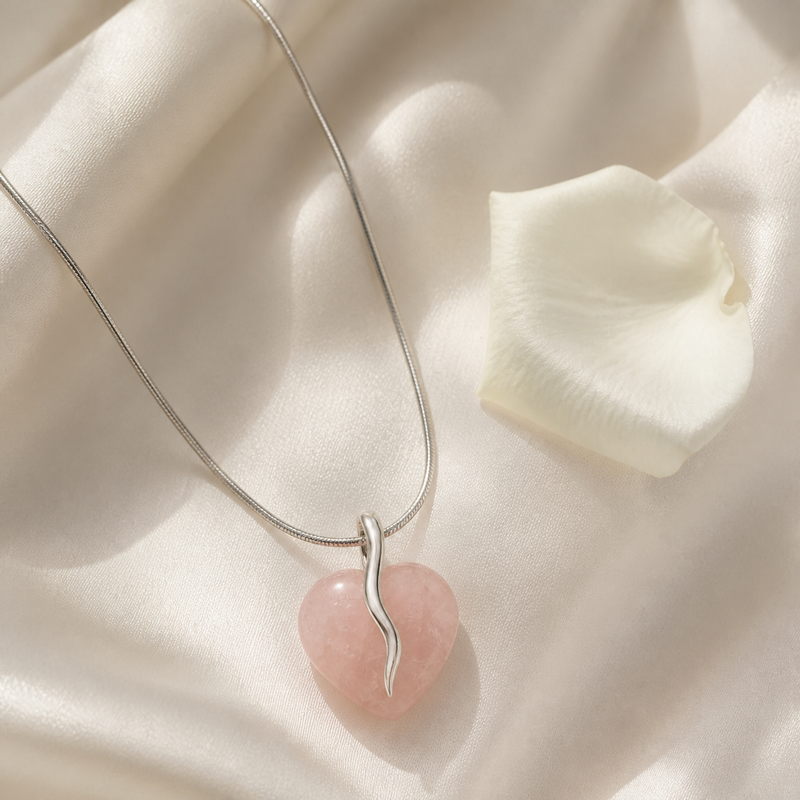 Zilveren hanger met hartvormig geslepen, golvend gezet edelsteen - 925 zilver - 17 x 17 mm · Rozenkwarts · sfeerbeeld · steen:rozenkwarts