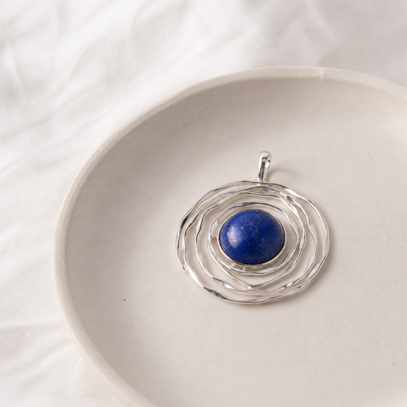 Zilveren hanger met rond in golvende zetting gezette edelsteen - 925 zilver - 17 x 17 mm · Lapis Lazuli · sfeerbeeld · steen:lapis-lazuli