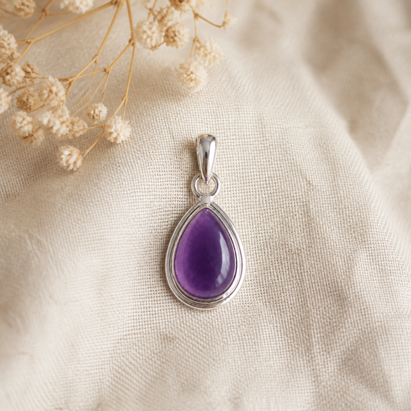 Zilveren hanger met gladde druppelvormig edelsteen - 925 zilver - 10 x 7 mm · Amethist · sfeerbeeld · steen:amethist