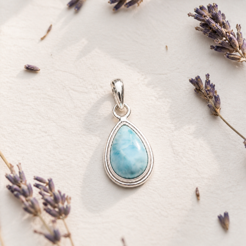 Zilveren hanger met gladde druppelvormig edelsteen - 925 zilver - 10 x 7 mm · Larimar · sfeerbeeld · steen:larimar