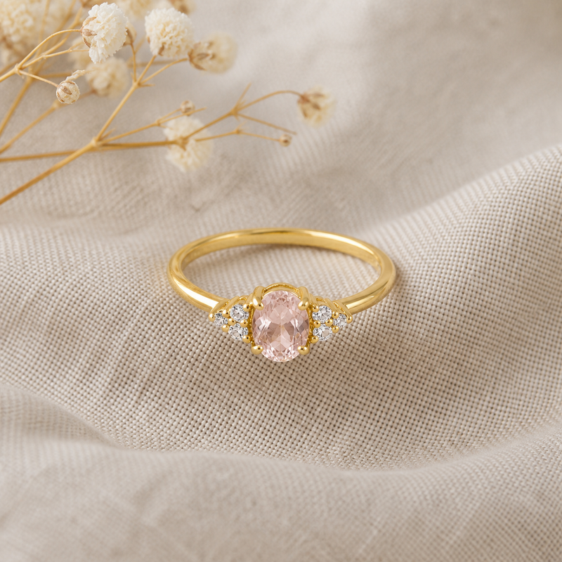 Ring met edelsteen en diamanten - goldplated zilver - 6 x 4 mm · Morganiet · sfeerbeeld · steen:morganiet