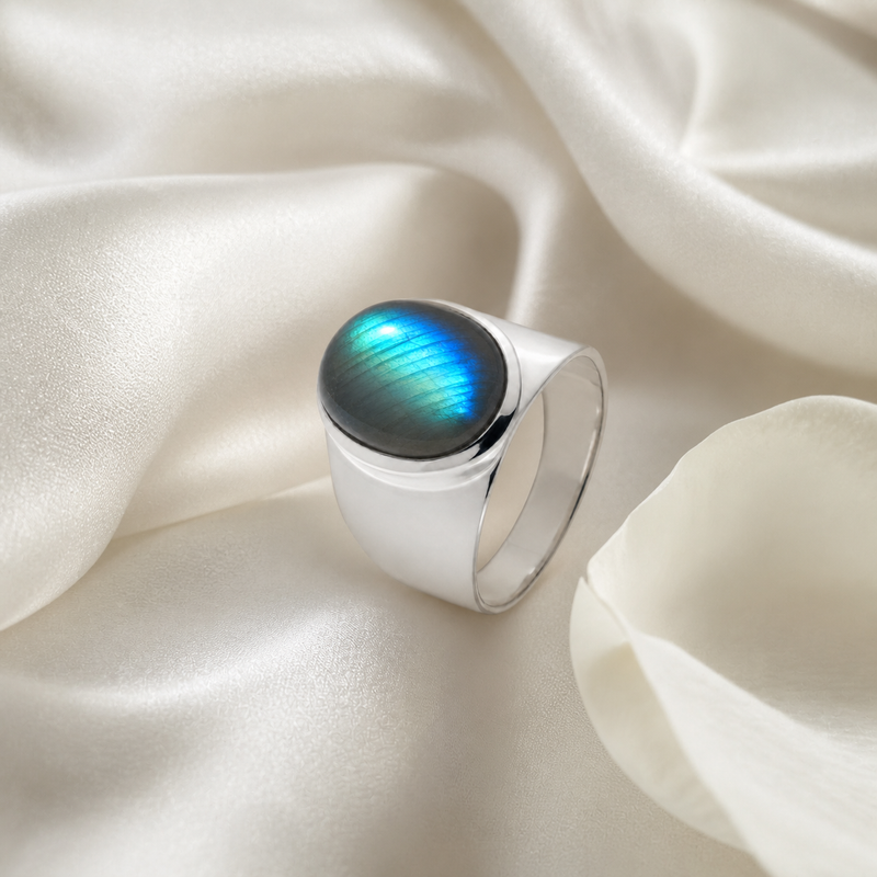 Zilveren ring met edelsteen - 925 zilver - 14 x 10 mm · Labradoriet · sfeerbeeld · steen:labradoriet