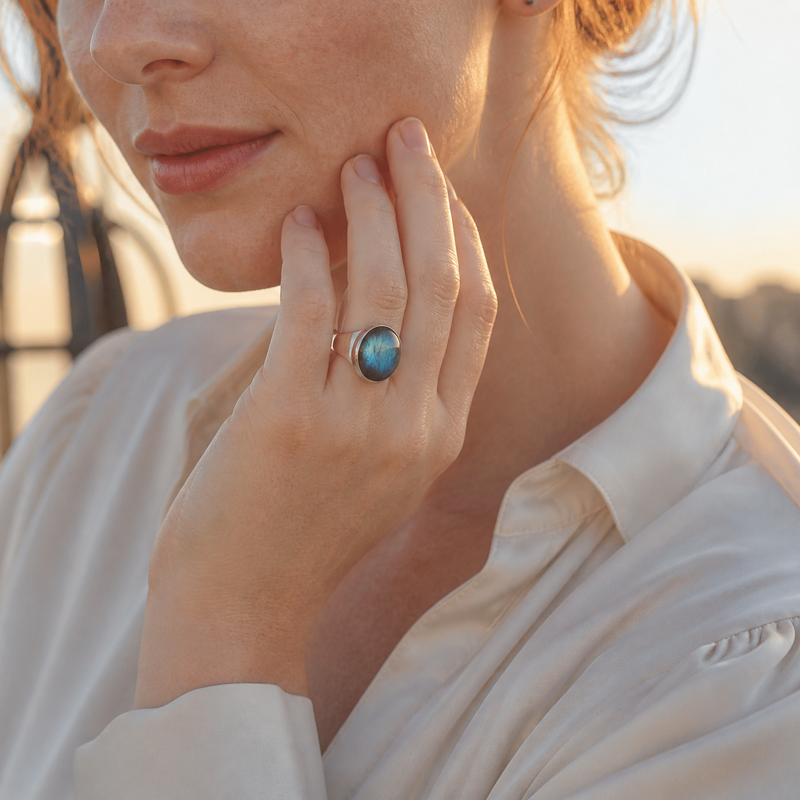 Zilveren ring met edelsteen - 925 zilver - 14 x 10 mm · Labradoriet · gedragen · steen:labradoriet