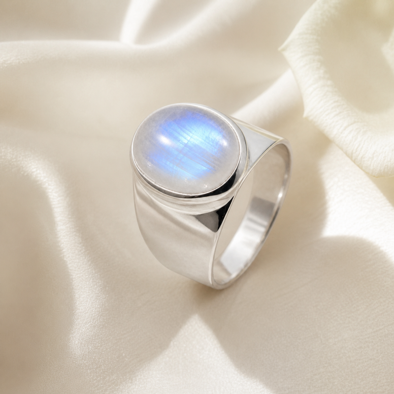 Zilveren ring met edelsteen - 925 zilver - 14 x 10 mm · Regenboog Maansteen · sfeerbeeld · steen:regenboog-maansteen